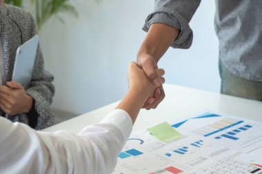 Pazarlama, Finansal, Muhasebe, Planlama, Şirket temsilcileri gayrimenkul projelerinde birlikte çalışmak ve şirkete kâr sağlamak için el ele tutuşuyorlar..