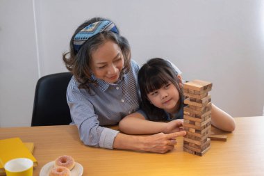 Büyükanne ve torun oyun oynuyorlar. Blockwood Bulmacası Torun ve tatil etkinliği için yetenekler geliştirmek