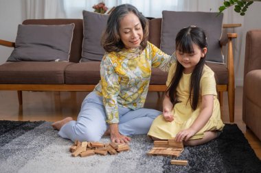 Büyükanne ve torun oyun oynuyorlar. Blockwood Bulmacası Torun ve tatil etkinliği için yetenekler geliştirmek