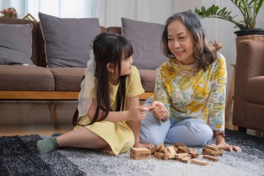 Büyükanne ve torun oyun oynuyorlar. Blockwood Bulmacası Torun ve tatil etkinliği için yetenekler geliştirmek