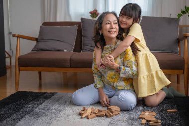 Büyükanne ve torun oyun oynuyorlar. Blockwood Bulmacası Torun ve tatil etkinliği için yetenekler geliştirmek