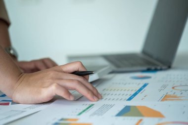 Pazarlama, Finans, Muhasebe, Planlama, İş kadınları, şirketin karlı hale gelmesi için hesap makineleri, bilgisayarlar ve grafikler kullanır..