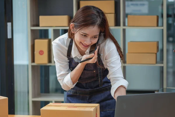 Online Sales Woman Business Owner Receive Orders Deliver Products Boxes — Foto Stock