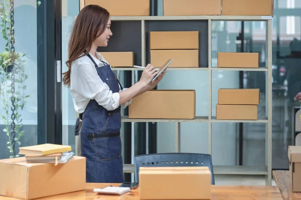 Businesswoman Checking Online Delivery Customers — 스톡 사진