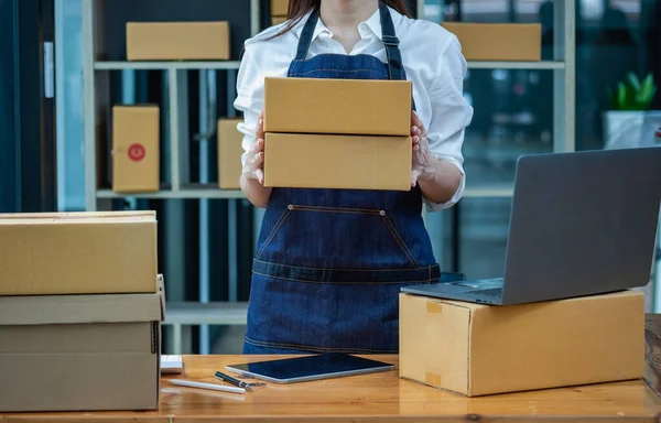 Businesswoman Checking Online Delivery Customers — Stockfoto