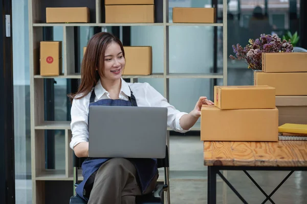 Online Sales Woman Business Owner Receive Orders Deliver Products Boxes — 스톡 사진