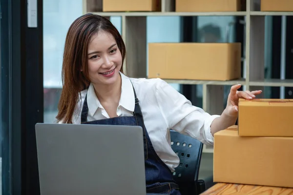 Online Sales Woman Business Owner Receive Orders Deliver Products Boxes — 스톡 사진
