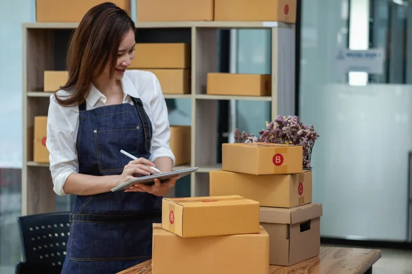 Online Sales Woman Business Owner Receive Orders Deliver Products Boxes — 스톡 사진