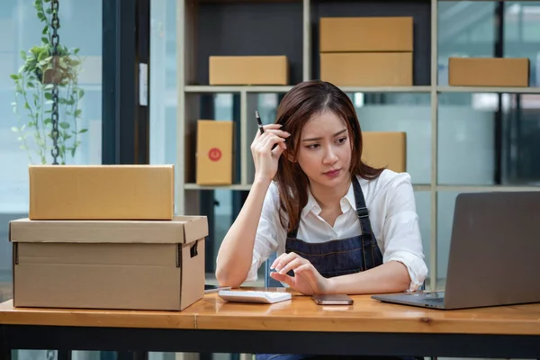 Asian Businesswoman Worried Unordered Online Sales — Zdjęcie stockowe
