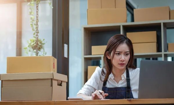 Asian Businesswoman Worried Unordered Online Sales — Foto Stock