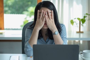 Burnout Sendromu. İş kadını çalışmaktan rahatsız oluyor. Ki bu da stresten kaynaklanıyor. Başarısız bir işten ve daha az dinlenmekten kaynaklanıyor. Uzman bir psikiyatriste danış..