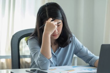 Burnout Sendromu. İş kadını çalışmaktan rahatsız oluyor. Ki bu da stresten kaynaklanıyor. Başarısız bir işten ve daha az dinlenmekten kaynaklanıyor. Uzman bir psikiyatriste danış..