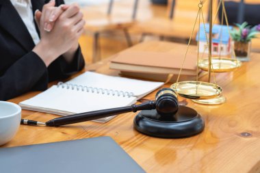 Hukuk, Danışmanlık, Anlaşma, Sözleşme, Avukatlar, müvekkiller için şikayetleri kabul etmek için avukatlık sözleşmeleri imzalamak ve davalarla ilgili tavsiyeler. Kavram Avukatı.