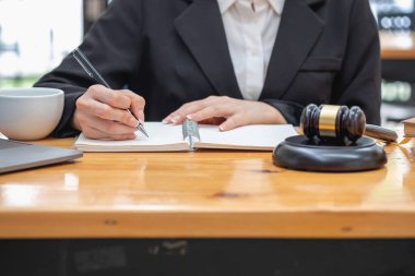 Hukuk, Danışmanlık, Anlaşma, Sözleşme, Avukatlar, müvekkiller için şikayetleri kabul etmek için avukatlık sözleşmeleri imzalamak ve davalarla ilgili tavsiyeler. Kavram Avukatı.