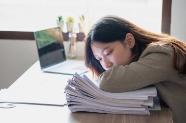 Burnout Sendromu. İş kadını çalışmaktan rahatsız oluyor. Ki bu da stresten kaynaklanıyor. Başarısız bir işten ve daha az dinlenmekten kaynaklanıyor. Uzman bir psikiyatriste danış..