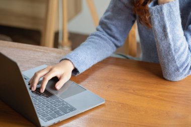 Rahatla, stres at, tatil yap, mutlu, Asyalı kadın evde rahatla akıllı telefondan ve bilgisayardan mutlu bir şekilde müzik dinle..