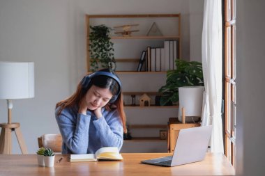 Rahatlayın, stres atın, tatile çıkın, eğlenin. Asyalı kadınlar evlerinde mutlu mesut geçmişlerini not ederler..