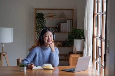 Rahatlayın, stres atın, tatile çıkın, eğlenin. Asyalı kadınlar evlerinde mutlu mesut geçmişlerini not ederler..