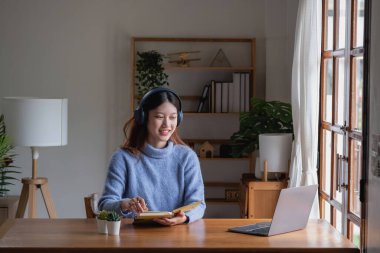 Rahatlayın, stres atın, tatile çıkın, eğlenin. Asyalı kadınlar evlerinde mutlu mesut geçmişlerini not ederler..