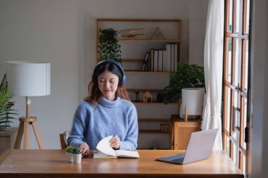 Rahatlayın, stres atın, tatile çıkın, eğlenin. Asyalı kadınlar evlerinde mutlu mesut geçmişlerini not ederler..