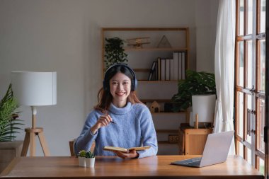 Rahatlayın, stres atın, tatile çıkın, eğlenin. Asyalı kadınlar evlerinde mutlu mesut geçmişlerini not ederler..