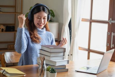 Rahatlayın, stres atın, tatile çıkın, eğlenin. Asyalı kadınlar evlerinde mutlu mesut geçmişlerini not ederler..