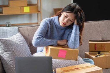 Çevrimiçi iş kuran kadınlar müşteriler sipariş vermeden satışlar konusunda endişeliler..