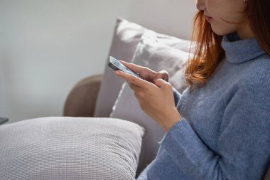 Rahatla, stresten kurtul, tatil, mutlu, sevimli gülümseyen kadın cep telefonunda mutlu bir şekilde sohbet ediyor..