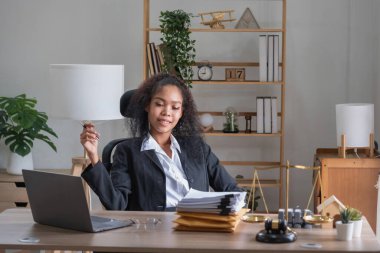 Hukuk, Danışmanlık, Anlaşma, Sözleşme, Afrikalı Amerikalı kadın avukatlar Dava müvekkillerine danışmanlık.