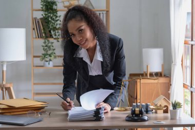 Hukuk, Danışmanlık, Anlaşma, Sözleşme, Afrikalı Amerikalı kadın avukatlar Dava müvekkillerine danışmanlık.