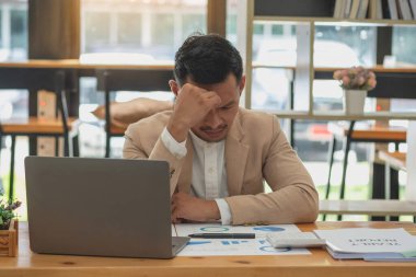 Burnout Sendromu. İş adamı çalışmaktan rahatsız olur. Ki bu da stresten kaynaklanıyor. Başarısız bir işten ve daha az dinlenmekten kaynaklanıyor. Uzman bir psikiyatriste danış..