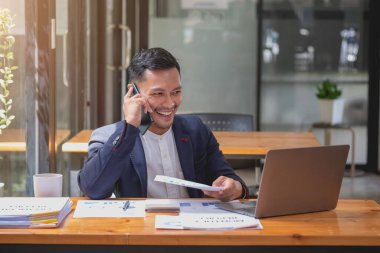 Pazarlama, Finansal, Muhasebe, Planlama, İşadamı bir müşteriyle iletişime geçmek için bir cep telefonu kullanır..