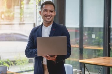 İş adamı, pazarlama stratejileri planlamak ve şirket için kârlı yatırımlar yapmak için hesap makineleri ve grafik analizi bilgisayar tabletleri kullanır.