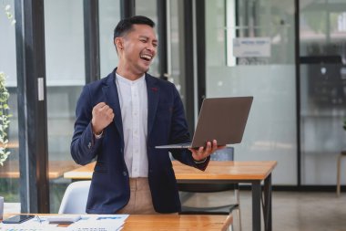 Pazarlama, Finansal, Muhasebe, Planlama, İşadamı başarılı bir şirket için yıllık kâr elde etmekten duyduğu neşeyi dile getiriyor..
