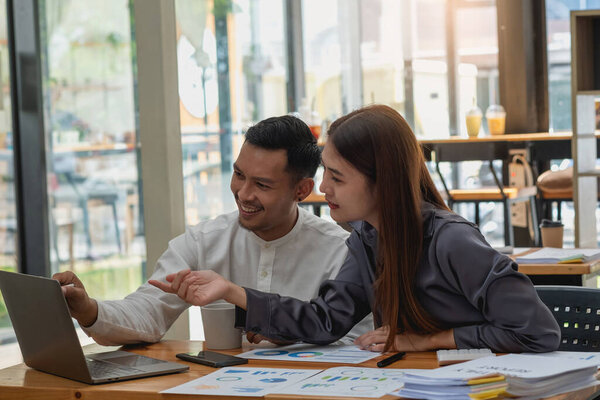 Команда маркетологов компании анализирует прибыль компании с помощью компьютерных графиков и калькуляторов.