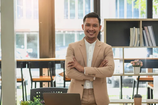 Şirket CEO 'su, şirketin son yıllardaki kazancını görünce mutlu bir şekilde gülümsüyor..