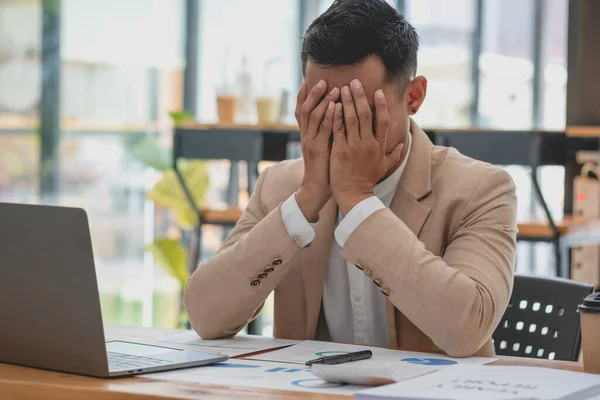 Konzept Burnout Syndrom Geschäftsfrau Fühlt Sich Unwohl Bei Der Arbeit — Stockfoto