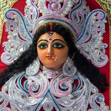 Hindu Tanrıça Durga 'nın yüzünü seçici bir odaklanma ile kapat 