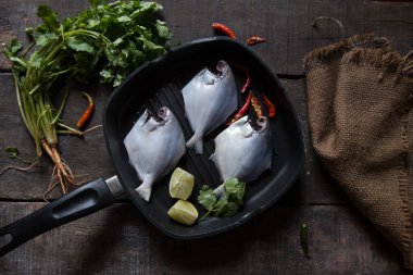 Seçici odaklı tavada çiğ pomfret balığı