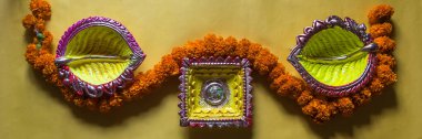 Diwali colurful diya lambası ve seçici odaklı çelenk dekorasyonunun üst görüntüsü