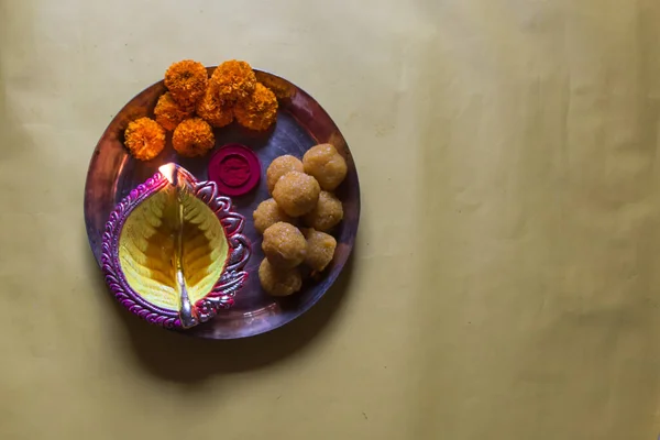 Fondo Festival Diwali Con Flores Lámpara Dulces Vista Superior —  Fotos de Stock