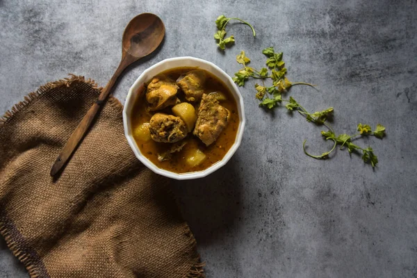 印度风格的鸡肉玛莎露肉汁或喀拉拉咖喱鸡 用各种印度香料烹调而成 放在一个碗里食用 顶部视图 — 图库照片