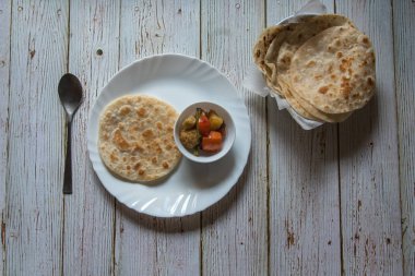 Hint kahvaltı menüsü paratha ve sabji veya bir tabakta servis edilen sebze masala. Üst görünüm.