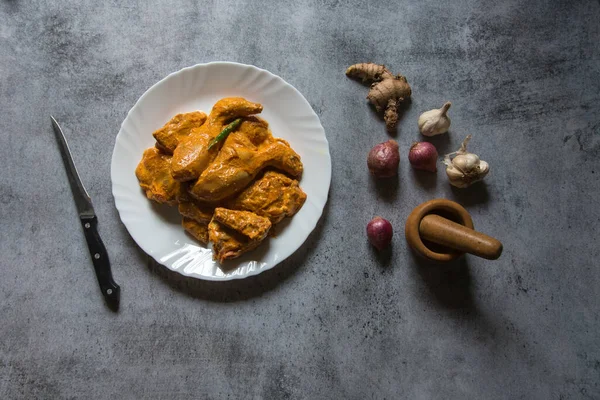 准备用新鲜的印度香料腌制生鸡肉肉 高瞻远瞩 有选择地关注 — 图库照片