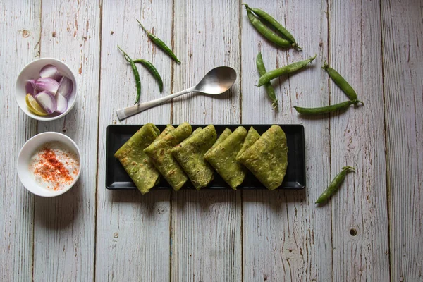 Green Peas Stuffed Indian Flat Bread Matar Paratha Served Black — Stock Photo, Image