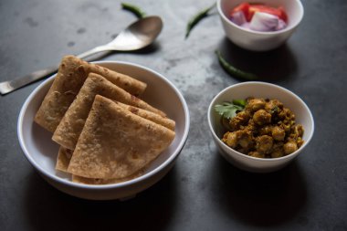 Popüler Hint yemeği paratha 'sı ya da yassı ekmek ve chana ya da yavru bezelye masala. Kapat.. 