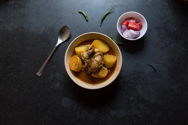 Chicken Curry Indischen Stil Serviert Einer Schüssel Auf Dunklem Hintergrund — Stockfoto
