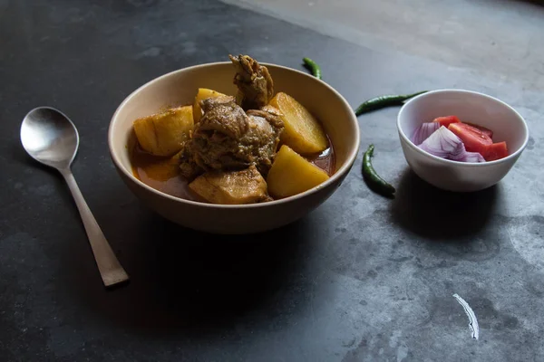 Chicken Curry Indischen Stil Wird Einer Schüssel Auf Dunklem Hintergrund — Stockfoto