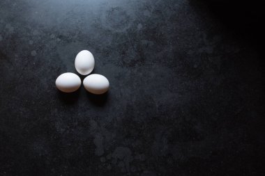 Karanlık bir arka planda taze yumurtalar. Yaklaş, seçici odaklanma.