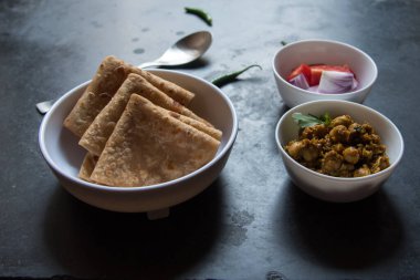 Kuzey Hindistan lezzeti paratha veya chana keema ile servis edilen düz ekmek. Üst görünüm.